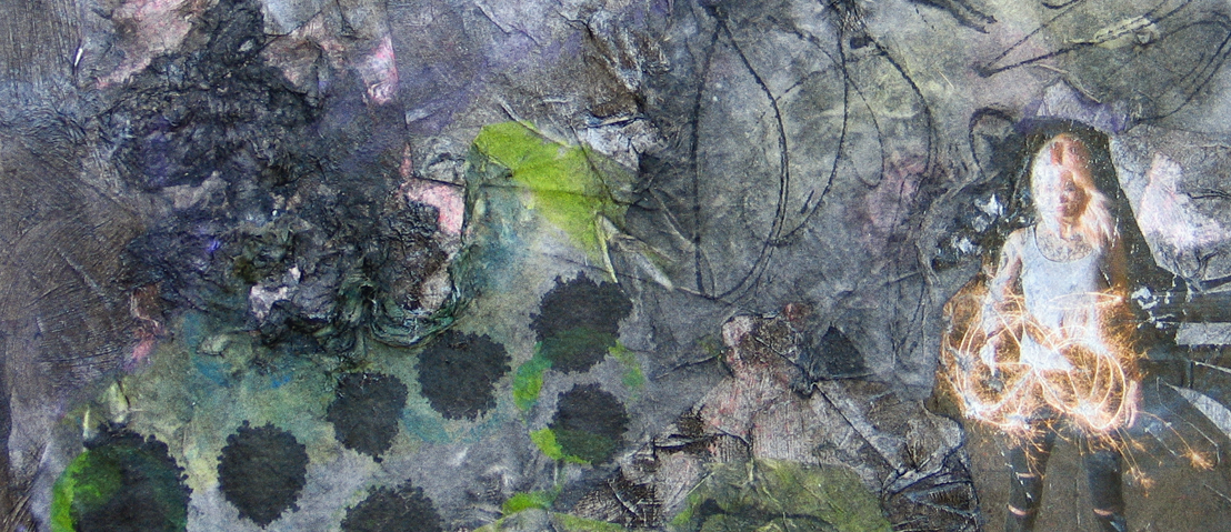 Sadikni, Kunsttherapie -Bild 3 - Collage mit Japanpapier und Farbe. In den dunklen Hintergrund aus gekräuseltem, rissigen, mehrfarbig eingefärbten Papier ist das Bild einer jungen Person inmitten goldener Farbwirbel eingearbeitet. 
